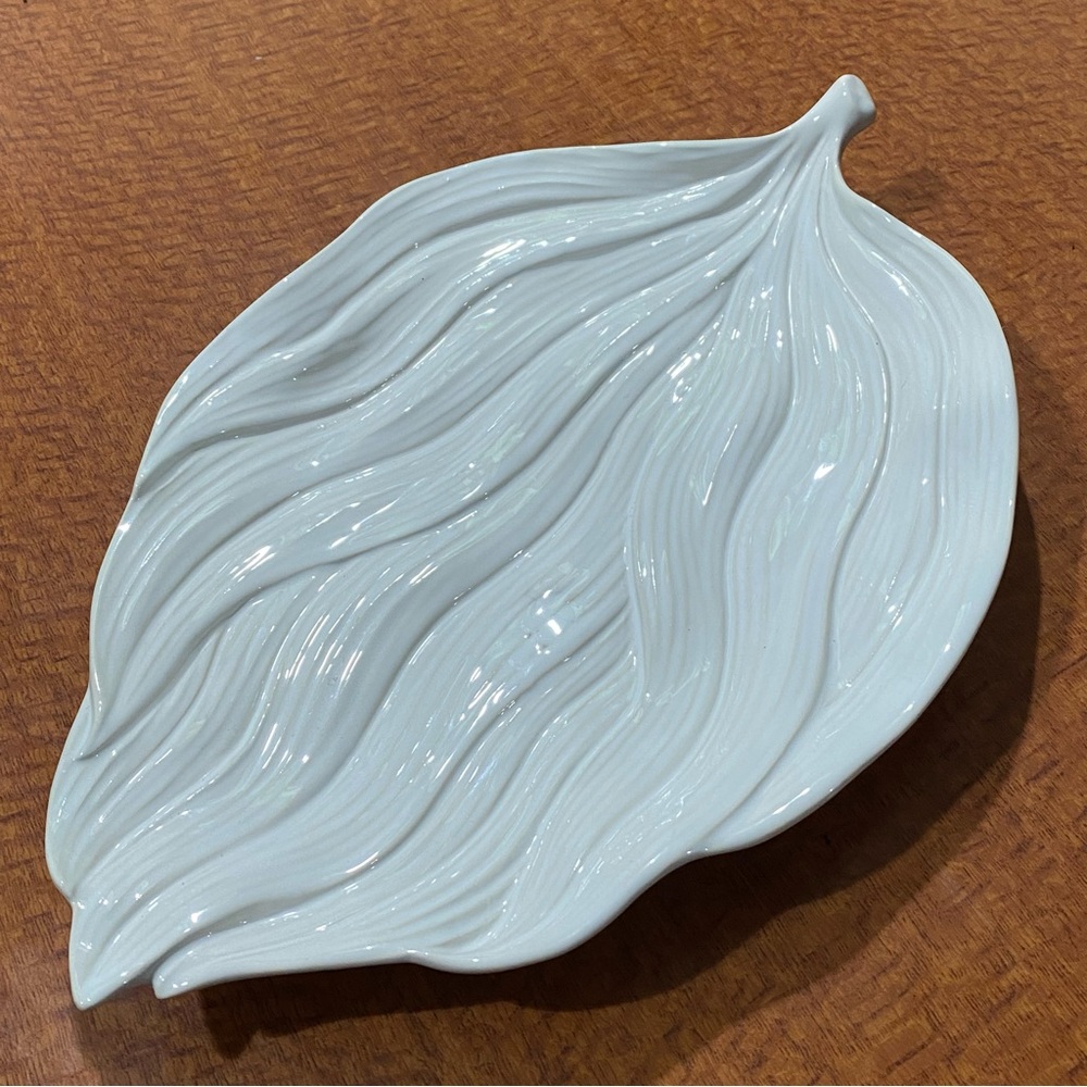 Vintage BORDALLO PINHEIRO Portugal Ceramic White Leaf Plate Platter 14” X 9.5”